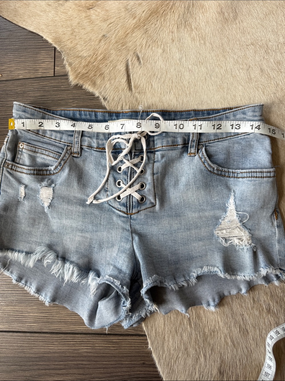 Billabong Lace Up Distressed Denim Cutoff Shorts Size 26 Light Wash - Picture 11 of 14